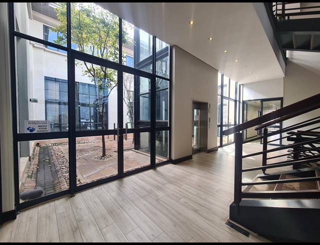 1,691M² OFFICE FOR SALE IN BRYANSTON